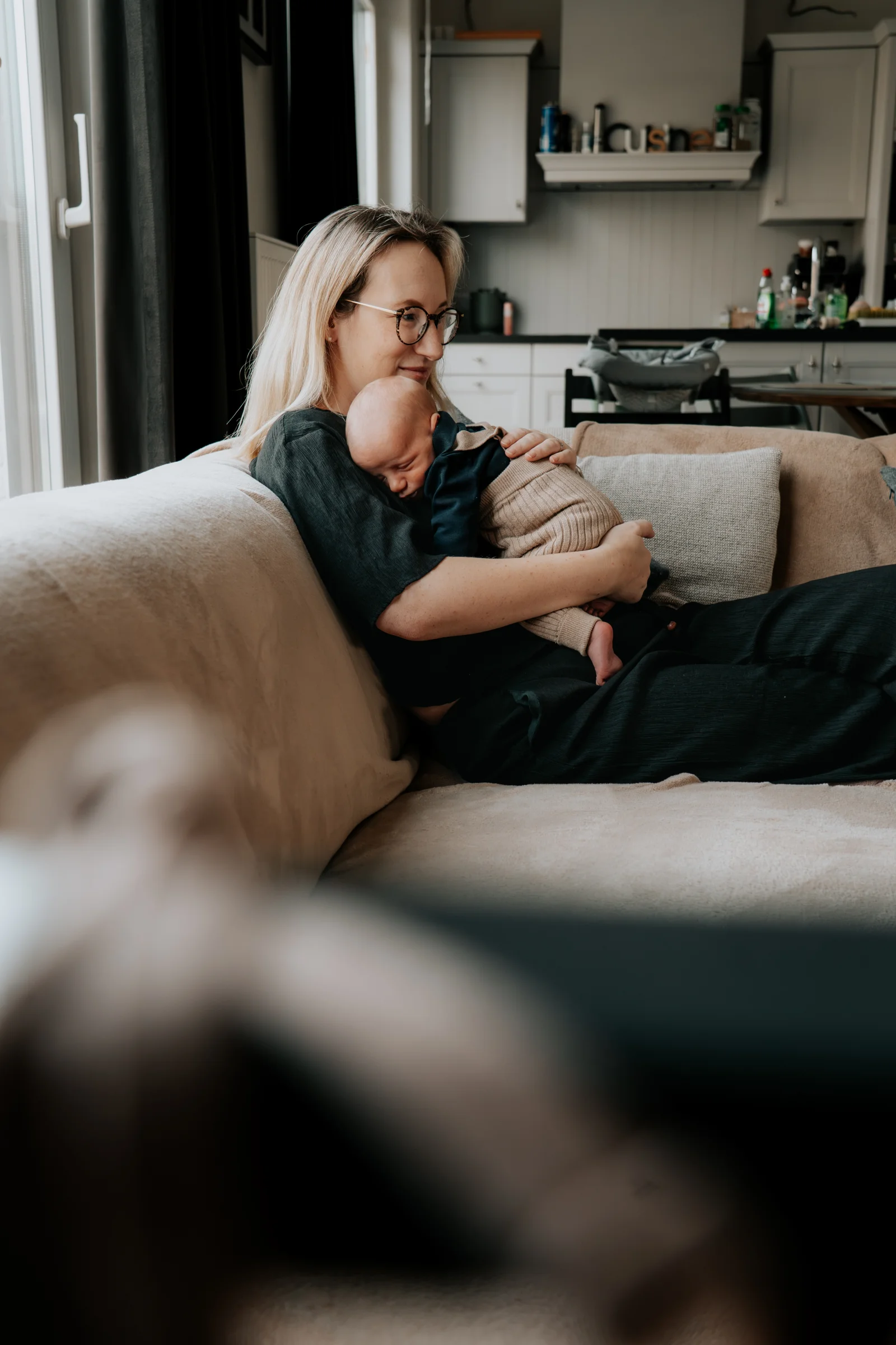 Mama met haar baby tijdens een fotosessie thuis