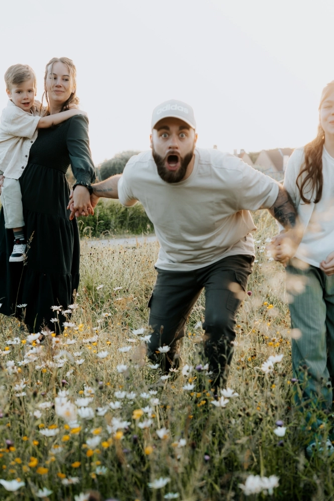 Familiefoto, mama en zotte papa met 2 kindjes