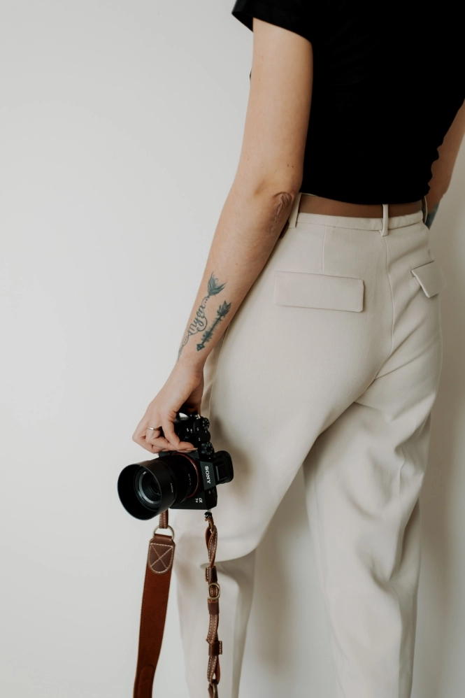 Fotograaf bezig met een cadeaubon te schrijven